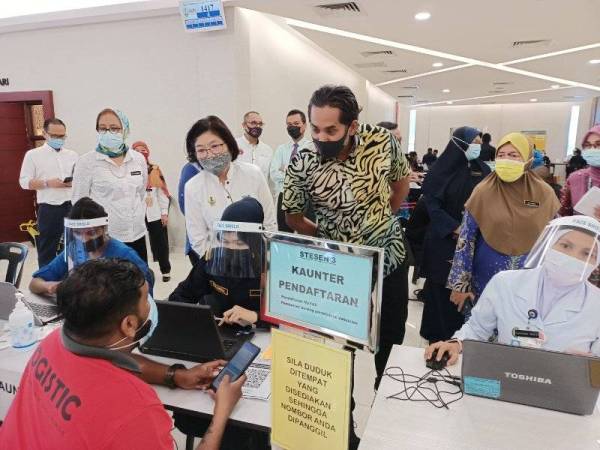 Khairy Jamaluddin ketika meninjau operasi PPV Stadium Indera Mulia, Ipoh sempena lawatan kerjanya pada Selasa.