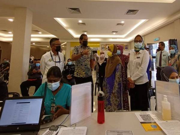 Khairy Jamaluddin ketika meninjau operasi PPV Stadium Indera Mulia, Ipoh sempena lawatan kerjanya pada Selasa.