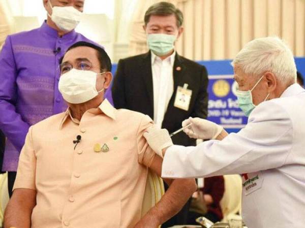 Perdana Menteri Thailand, Prayuth Chan o-cha menerima suntikan vaksin Covid-19 Oxford-AstraZeneca. - Foto Agensi