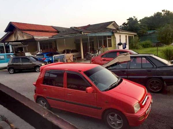 Keadaan kereta yang diletakkan di hadapan pintu pagar rumah Ahmad Tarmizi di Taman Widuri Indah, Senawang, Seremban. - Foto ihsan Ahmad Tarmizi