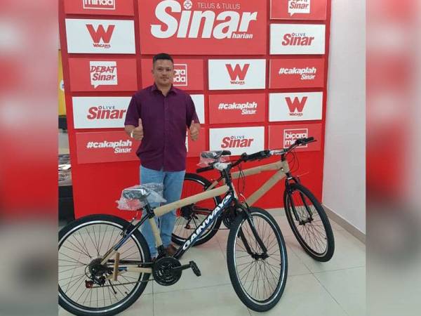 Mohd Shukri bersama dua buah basikal sebagai hadiah utama cabutan bertuah Kempen Derma Darah pada 26 hingga 28 Mac di Ibu Pejabat Kumpulan Karangkraf, Seksyen 15, Shah Alam.