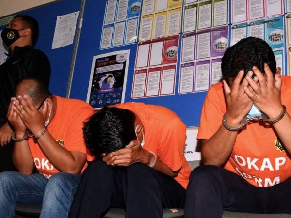 Tiga kakitangan JPJ Pulau Pinang dibawa ke Mahkamah Majistret untuk mendapat perintah reman bagi membantu siasatan berhubung kes sindiket melindungi pemandu lori yang melakukan kesalahan jalan raya. - Foto Bernama