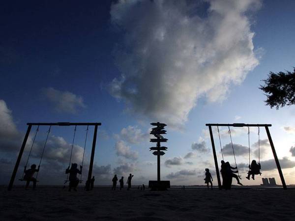 Penduduk sekitar mengambil kesempatan masa terluang membawa anak-anak bermain buaian dan bersiar-siar di Pantai Teluk Sisek dalam Perintah Kawalan Pergerakan Pemulihan (PKPP) sedang dilaksanakan di Pahang ketika tinjauan lewat petang hari ini.