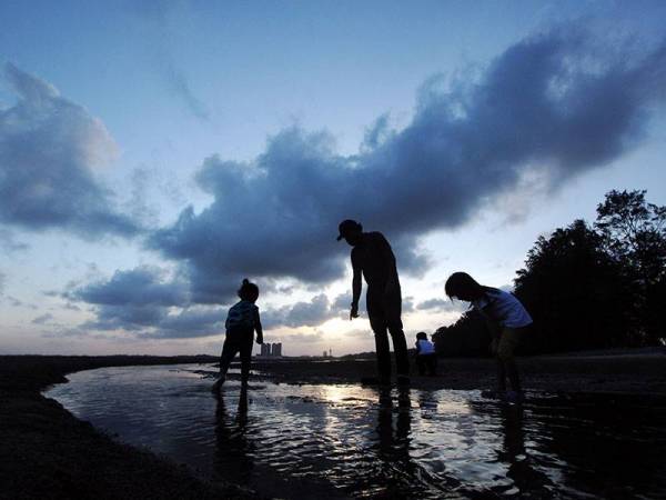 Seorang bapa melayani anaknya yang mencari siput semasa bersiar-siar di Pantai Teluk Sisek dalam Perintah Kawalan Pergerakan Pemulihan (PKPP) sedang dilaksanakan di Pahang ketika tinjauan lewat petang hari ini. 