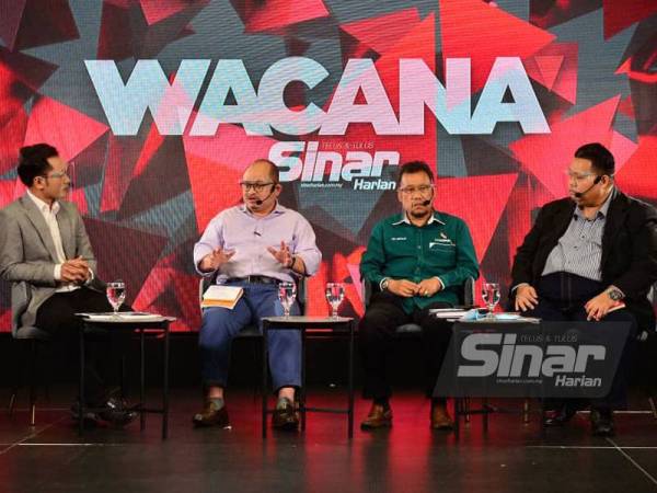 Dari kiri; Ismail, Shamsul Iskandar, Che Abdullah dan Mujibu pada Wacana Sinar Harian Siri 239 bertajuk ‘Dakwaan Sogok Ahli Parlimen: Strategi Atau Terdesak?’ di Studio Sinar Harian pada Selasa. - FOTO ASRIL ASWANDI SHUKOR