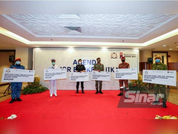 Petugas barisan hadapan di Johor menerima bantuan sebanyak RM7.02 daripada kerajaan negeri.