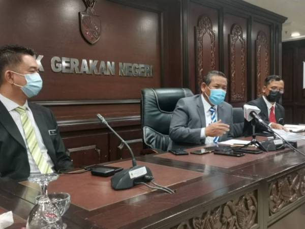 Aminuddin (tengah) pada sidang akhbar selepas mempengerusikan Mesyuarat Exco di Wisma Negeri pada Rabu.