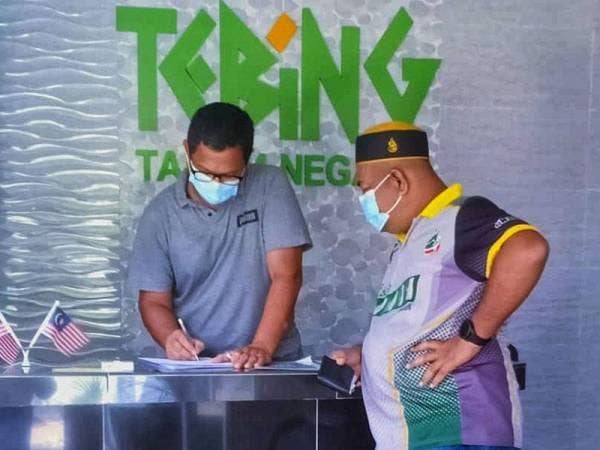 Mohd Rani menguruskan pelanggan yang menginap di premis miliknya di Tebing Guest House pada Rabu.