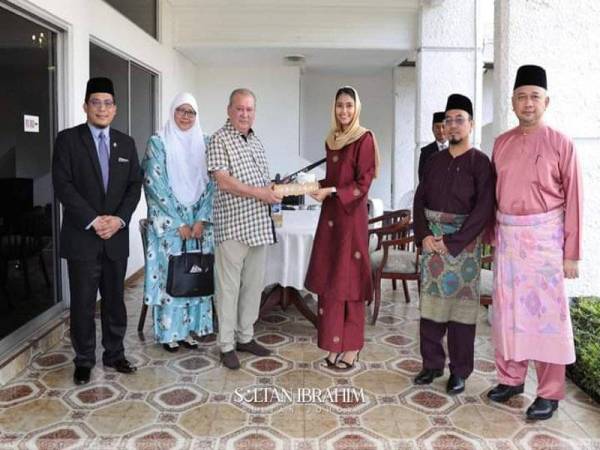 Sultan Ibrahim menerima menghadap Illi Najwa (tiga dari kanan), Yahya (dua dari kanan) dan Md Rofiki (kanan) di Pejabat Mados Istana Bukit Pelangi pada Khamis. - Foto Facebook Sultan Ibrahim Sultan Iskandar.