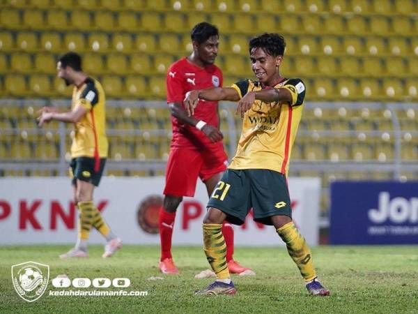 Muhammad Fayadh meraikan jaringannya semasa membantu KDA FC mengatasi PJ City FC 3-1 di Stadium Darul Aman pada Rabu. - Foto KDA FC