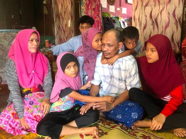 Anak-anak yang pertama kali mencium dan memeluk bapa mereka, Rosdi Sulaiman, 48, selepas enam tahun kerana takut penyakit misteri dialami lelaki itu.