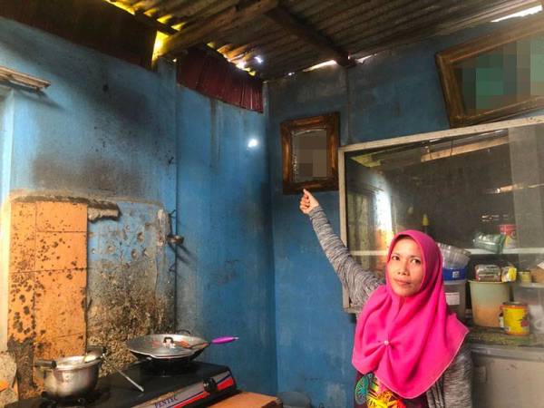 Kesempitan hidup dialami keluarga ini turut menyebabkan Norliza Othman, 41, tidak mampu membaiki atap rumahnya yang bocor kerana tidak cukup wang.