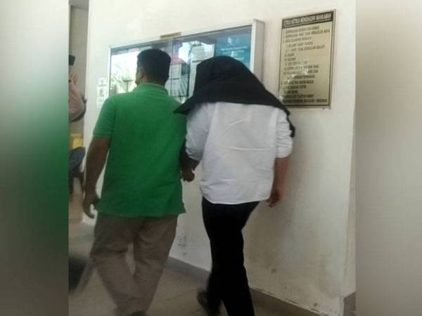 Tertuduh (kanan) didenda RM10,000 dan penjara tujuh hari oleh Mahkamah Sesyen oleh Mahkamah Sesyen selepas mengaku bersalah atas tuduhan palsukan dokumen program dan aktiviti pelancongan pada 2014.