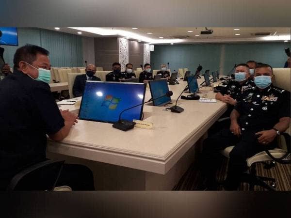 Abdul Hamid (kiri), Ayob Khan (kanan) dan Kok Chin (dua dari kanan) selepas mengadakan mesyuarat di Bilik Mesyuarat Utama IPK, Johor Bahru pada Khamis.