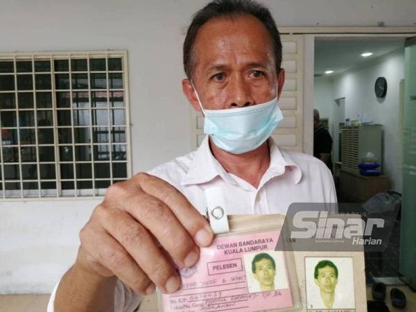 Mohd Yusof menunjukkan permit perniagaan miliknya.