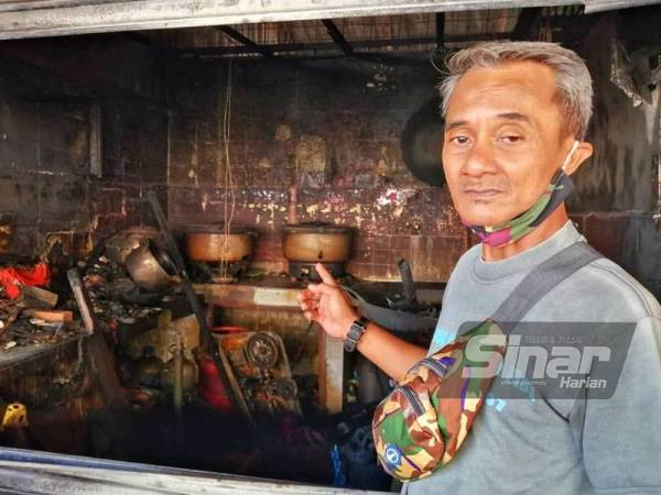 Seorang peniaga menunjukkan keadaan kedai nasi lemak miliknya.