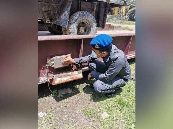 Pegawai KPDNHEP Perak menjalankan Operasi Manipulasi Timbangan Sawit sekitar Manjung. - Foto ihsan KPDNHEP