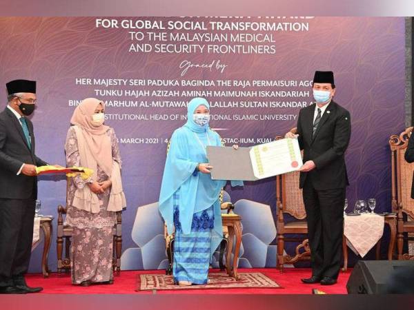 Tunku Azizah berkenan mengurniakan Anugerah Merit Ibn Khaldun bagi Transformasi Sosial Peringkat Global kepada Petugas Barisan Hadapan kepada Tan Sri Dr Noor Hisham Abdullah mewakili petugas barisan hadapan. - Foto FB Istana Negara.