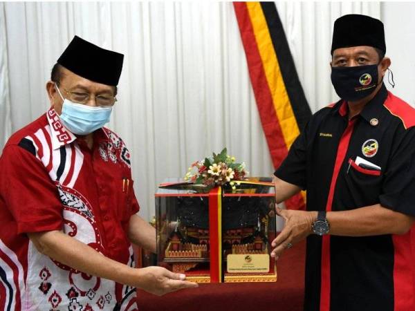 Rais (kiri) menerima cendera kenangan disampaikan Presiden Pertubuhan Kebajikan Masyarakat Minang Negeri Sembilan (PKMMNS), Shahriel Tarmizi selepas merasmikan pejabat baru PKMMNS di Taman Shah Bandar, Ampangan, hari ini. - Foto Bernama