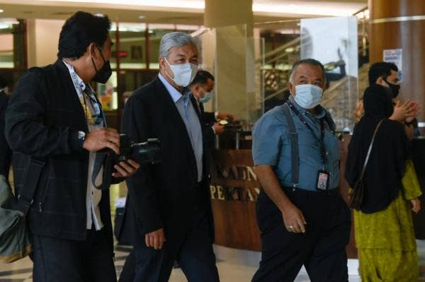 Ahmad Zahid (dua, kiri) ketika hadir untuk perbicaraan kesnya di Mahkamah Tinggi hari ini. Ahmad Zahid, 68, berdepan 47 pertuduhan dengan 12 daripadanya membabitkan pecah amanah, lapan rasuah dan 27 pengubahan wang haram, melibatkan puluhan juta ringgit dana milik Yayasan Akalbudi.  -Foto Bernama