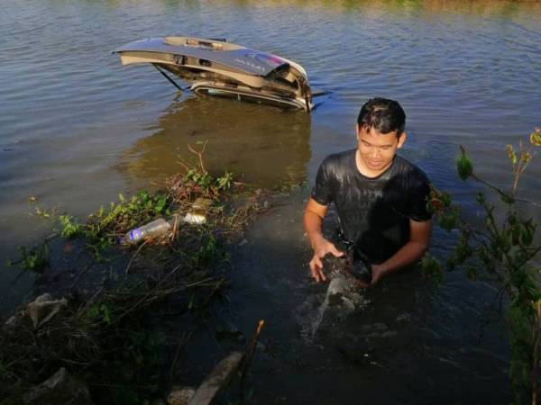 SUV yang terjunam dalam tali air.