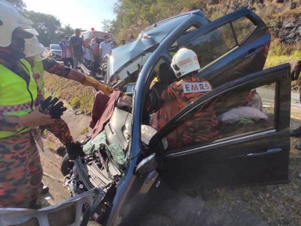 Sepasukan anggota dari Balai Bomba dan Penyelamat Gerik menjalankan operasi mengeluarkan mangsa yang tersepit.