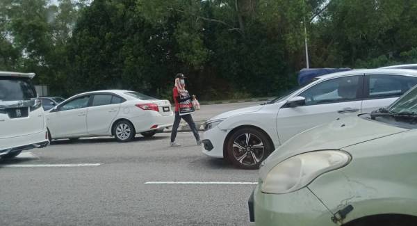 Biarpun dalam keadaan sesak, penjaja mengakui yang mereka masih mengutamakan keselamatan.