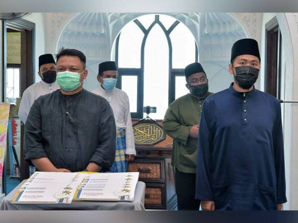 Syed Faizuddin menyampaikan sumbangan zakat kepada 25 orang asnaf dalam kalangan anak kariah masjid berkenaan melalui amil Masjid Terapung Al-Hussain di sini pada Jumaat.