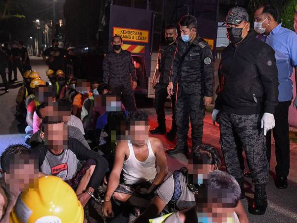 Ismail (kanan) turun padang meninjau Operasi Penguatkuasaan Imigresen di sebuah tapak pembinaan di Jalan Imbi malam tadi. - Foto Bernama