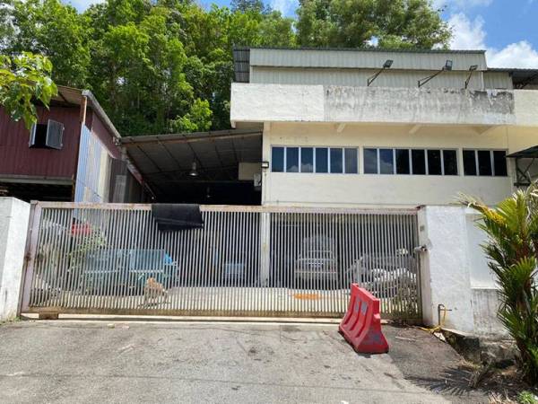 Salah sebuah bengkel yang diserbu kerana melakukan penyambungan air secara haram.