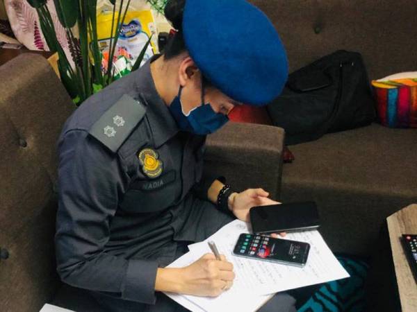 KPDNHEP turut merampas beberapa barang milik suspek termasuk peralatan komunikasi dengan nilai rampasan dianggarkan mencecah RM5,000.