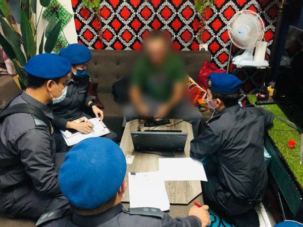 Lelaki berkenaan ditahan selepas disyaki menyiarkan karya filem tanpa kebenaran pemilik hak cipta melalui aplikasi Telegram di sebuah rumah di Seremban, Negeri Sembilan pada Jumaat.