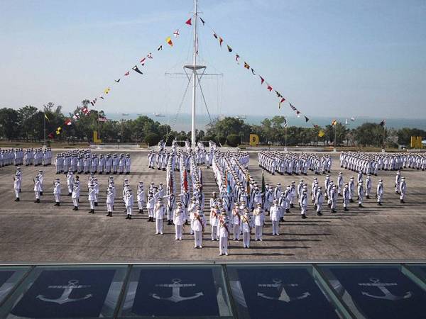 Timbalan Panglima Tentera Laut Laksamana Madya Datuk Abdul Rahman Ayob bergambar bersama 493 Perajurit Muda (PtM) Tentera Laut Diraja Malaysia (TLDM) yang berjaya menamatkan latihan mereka pada Istiadat Perbarisan Tamat Latihan PtM TLDM Pengambilan 221/2020 di Pusat Latihan PtM TLDM, Pangkalan TLDM Tanjung Pengelih hari ini.