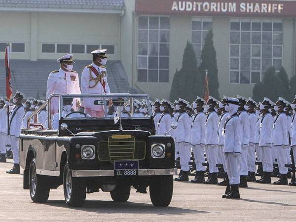 Timbalan Panglima Tentera Laut Laksamana Madya Datuk Abdul Rahman Ayob memeriksa perbarisan pada Istiadat Perbarisan Tamat Latihan Perajurit Muda (PtM) Tentera Laut Diraja Malaysia (TLDM) Pengambilan 221/2020 di Pusat Latihan PtM TLDM, Pangkalan TLDM Tanjung Pengelih hari ini.