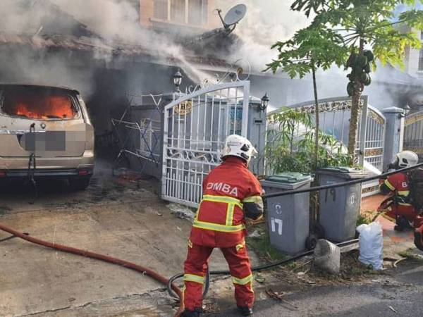 Anggota bomba bertungkus-lumus memadamkan kebakaran. (Foto: Ihsan bomba)