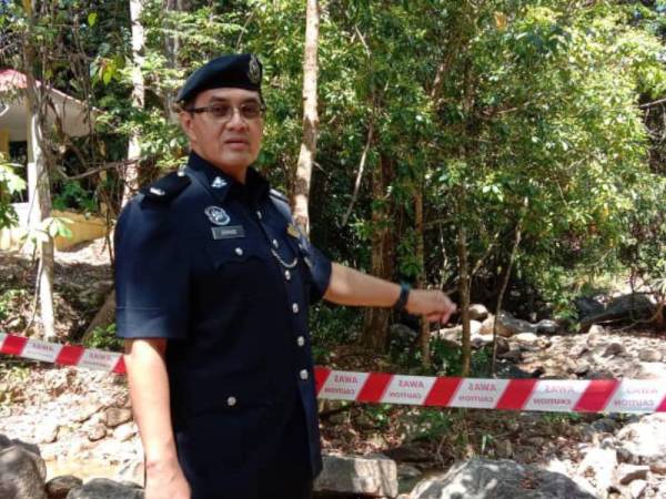 Ahmad menunjukkan kawasan jambatan gantung di Lata Keding, Jeli yang ditutup sementara pada Sabtu.