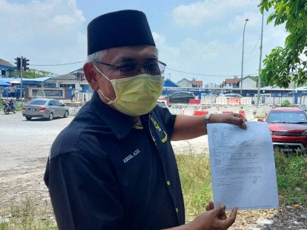 Abdul Aziz menunjukkan laporan polis yang dibuat di IPD Ipoh di sini pada Sabtu.
