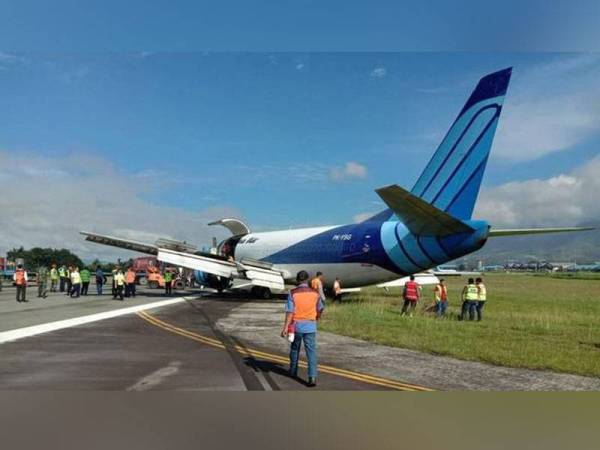 Pesawat kargo milik Trigana Air tergelincir ketika mendarat di Lapangan Terbang Halim Perdanakusuma di Jakarta. (Foto: Dkabali.com)