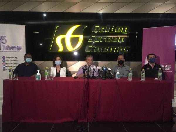 Dari kiri; Ma Sivanesan Marimuthu, Koh Mei Lee, Saifuddin Abdullah, Zakaria Abdul Hamid dan Dr Ahmad Idham Ahmad Nadzri semasa sidang akhbar selepas sesi pemantauan SOP di pawagam Golden Screen Cinema, Mid Valley Megamall pada Sabtu.