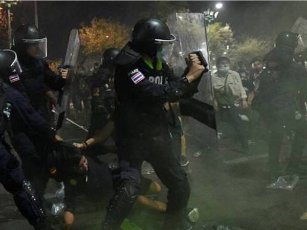 Polis rusuhan dengan pelindung dilihat menghalang penunjuk perasaan antikerajaan daripada menghampiri Istana Besar. - Foto Reuters