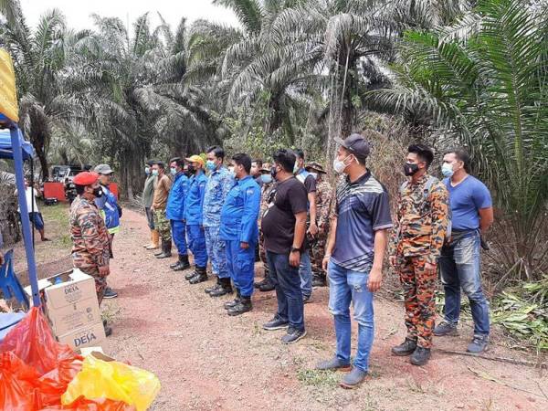 Misi mencari dan menyelamat dilakukan pihak bomba, polis, APM dan penduduk kampung. (Foto: Ihsan polis)