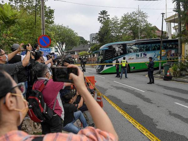 Sebuah bas yang dipercayai akan membawa kakitangan kedutaan Korea Utara dilihat tiba di premis kedutaan tersebut kira-kira 9.30 pagi ketika tinjauan di kedutaan tersebut di Jalan Batai di sini.