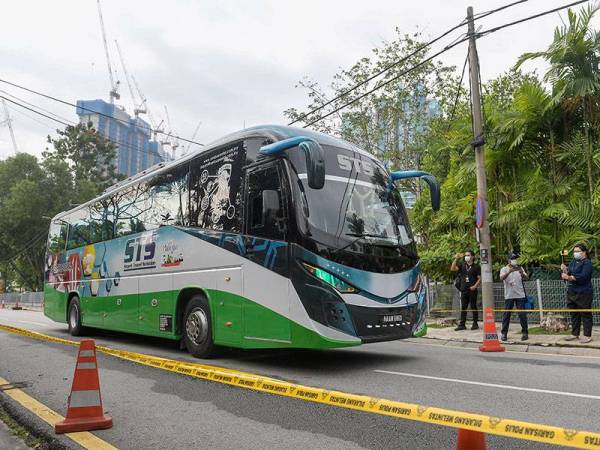 Sebuah bas yang dipercayai yang akan membawa kakitangan kedutaan Korea Utara dilihat tiba di premis kedutaan tersebut kira-kira 9.30 pagi ketika tinjauan di kedutaan tersebut di Jalan Batai di sini.