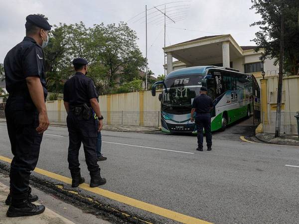 Sebuah bas yang dipercayai akan membawa kakitangan kedutaan Korea Utara dilihat tiba di premis kedutaan tersebut kira-kira 9.30 pagi ketika tinjauan di kedutaan tersebut di Jalan Batai di sini.