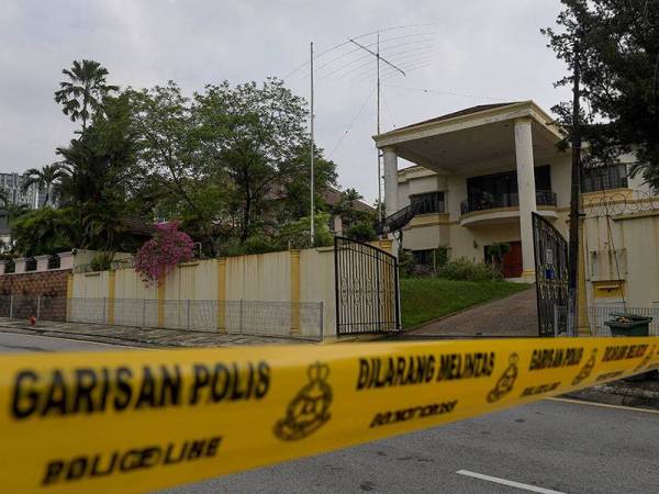 Keadaan semasa di sekitar kawasan Kedutaan Korea Utara ketika tinjauan di premis kedutaan tersebut di Jalan Batai hari ini.