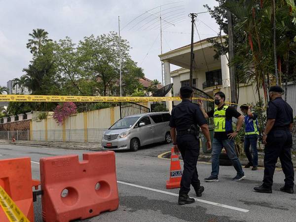 Sebuah kenderaan yang dipercayai membawa kakitangan kedutaan Korea Utara dilihat meninggalkan premis itu kira-kira 9.30 pagi tadi ketika tinjauan di kedutaan tersebut di Jalan Batai di sini.