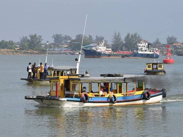 Bot penambang yang menghantar dan mengambil penumpang dari jeti Seberang Takir ke Pasar Besar Kedai Payang. - Foto Bernama
