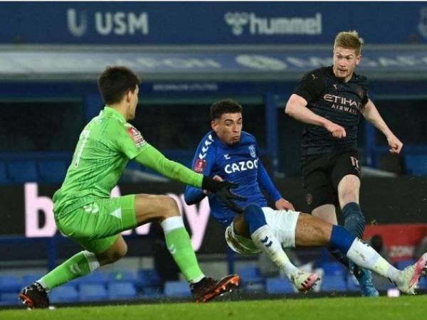 De Bruyne (kanan) menjaringkan gol kedua City.