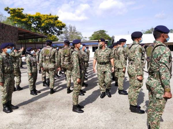 Tengku Amer Nasser menyempurnakan pemeriksaan perbarisan sempena Perasmian Pembukaan Latihan Tempatan 2021 Batalion Pertama, Rejimen 505 Askar Wataniah di Taman Gelora pada Ahad.