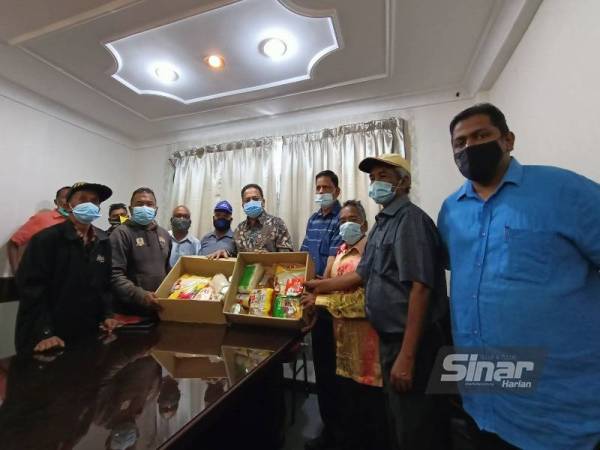 Vigneswaran menyampaikan bantuan makanan kepada 44 Tok Batin yang mewakili keluarga masyarakat orang asli di kawasan Parlimen Sungai Siput pada Ahad.